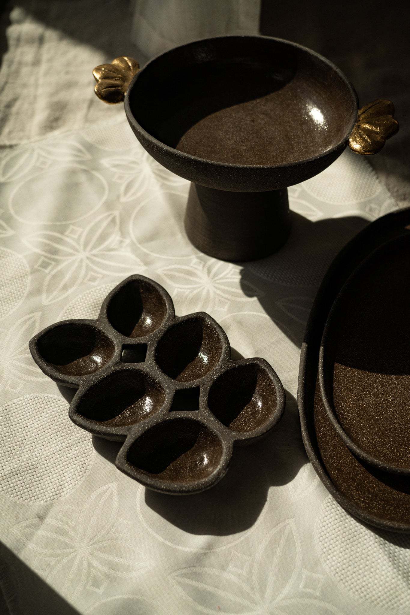 Stoneware Pedestal Fruit Bowl "Pumpernickel" with Gold Leaves