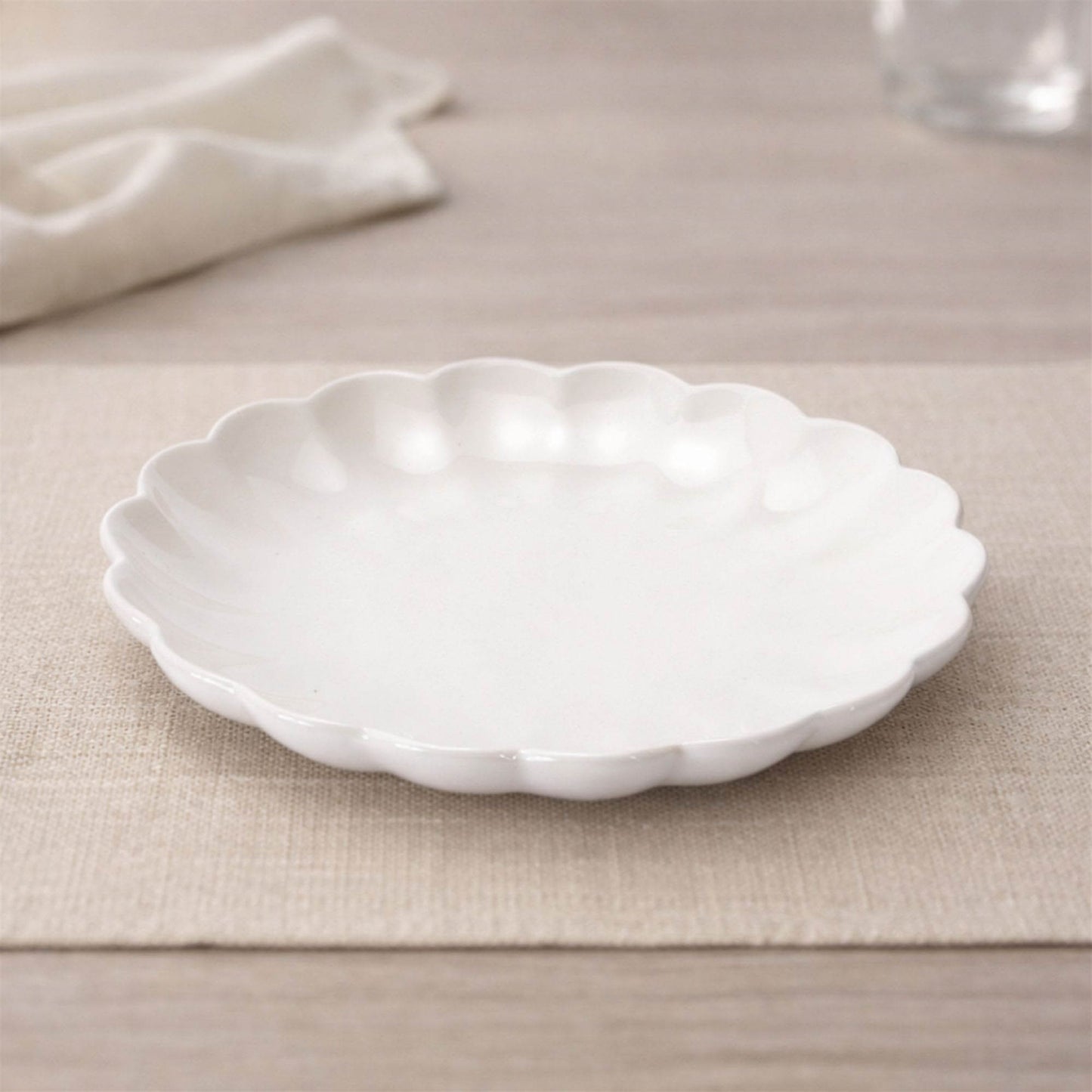 White Scalloped Stoneware Dinner Plate (Set of 2)