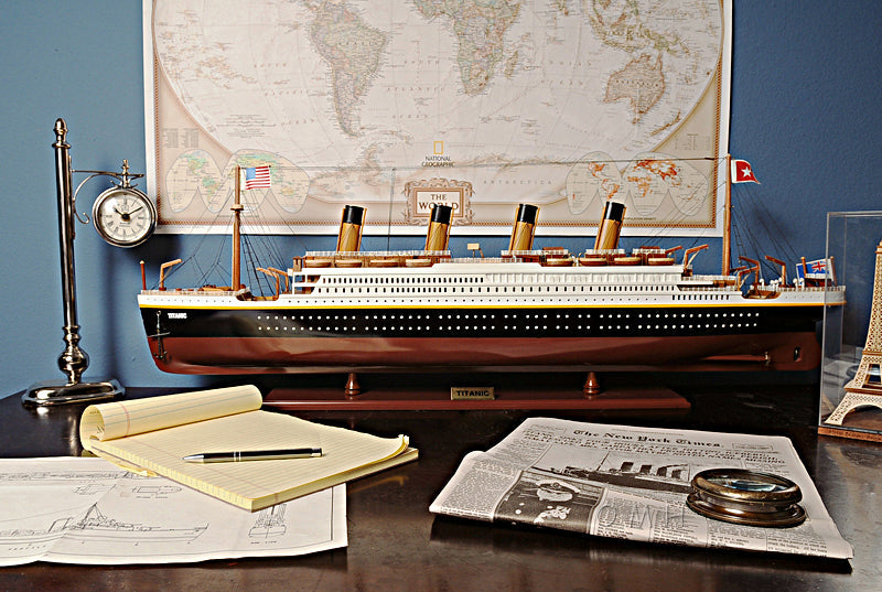 RMS Titanic Midsize with Display Case