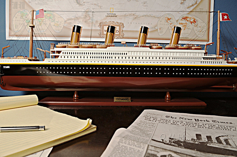 RMS Titanic Midsize with Display Case