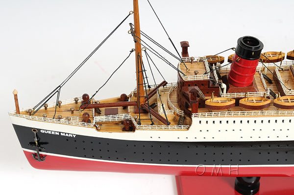 Queen Mary Midsize with Display Case
