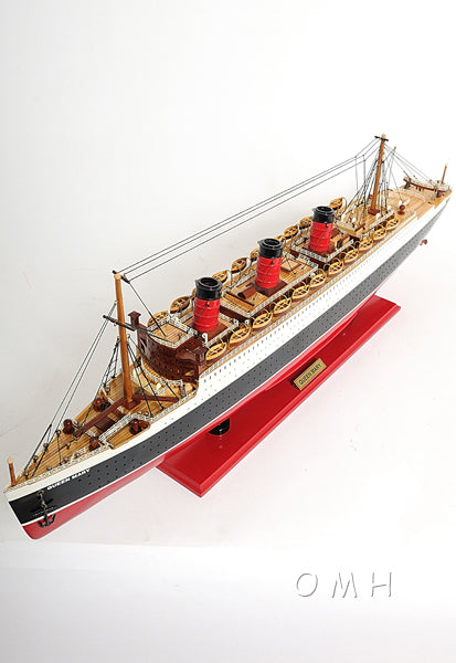 Queen Mary Midsize with Display Case