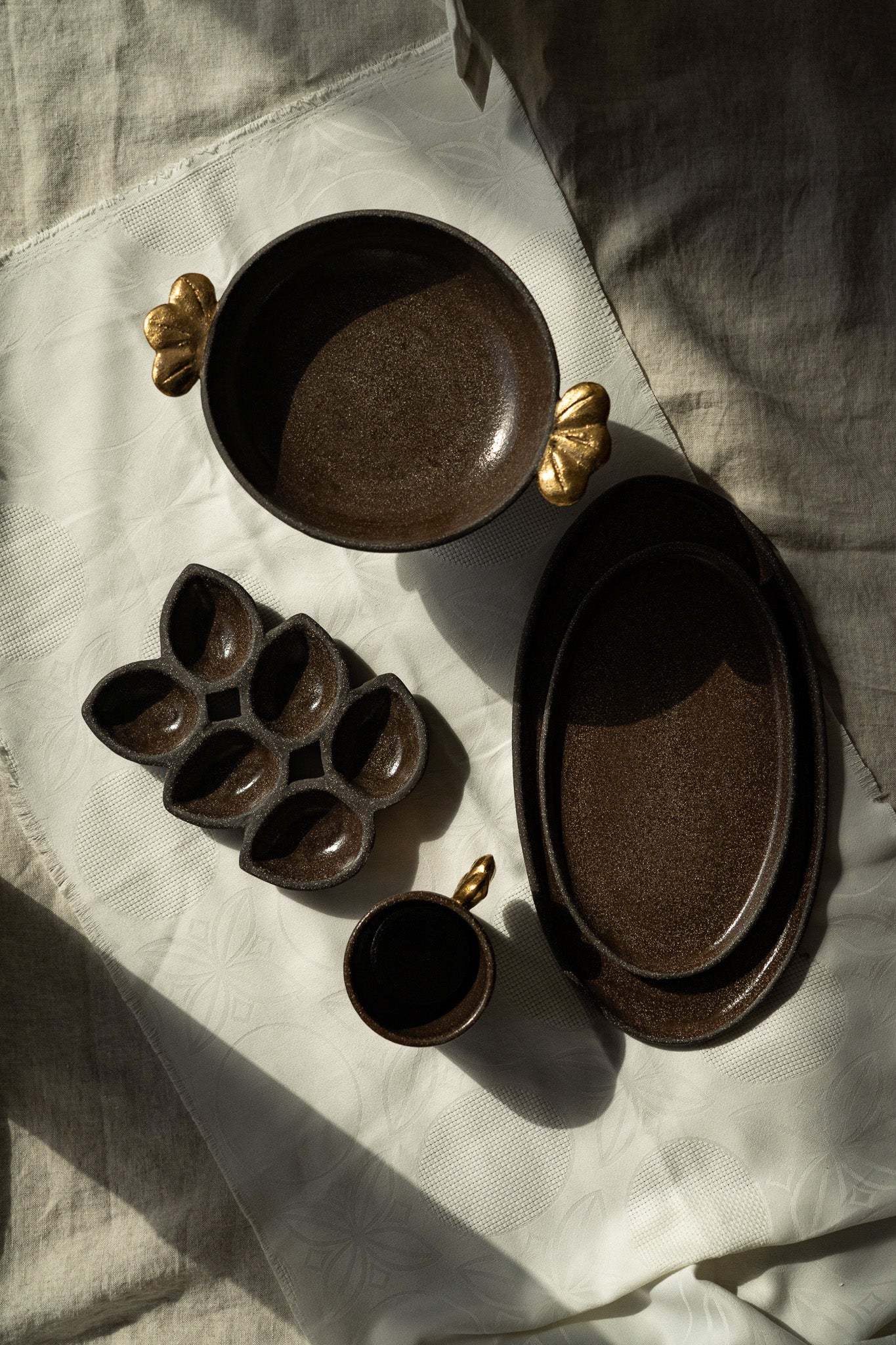 Stoneware Pedestal Fruit Bowl "Pumpernickel" with Gold Leaves