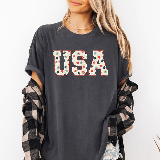 USA Flowers Minimalist Patriotic America 4th Of July Americana Floral Comfort Colors Tee