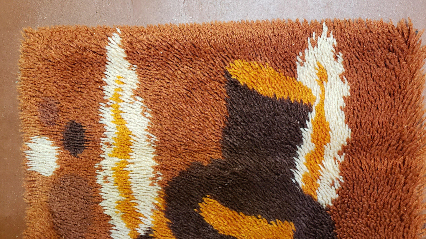 2x3 Rya Shag Rug Mid-Century Modern Danish Shag Rug 1960s Accent Rug Bunny Rabbit in Hat Dark Orange Small Shag Rug
